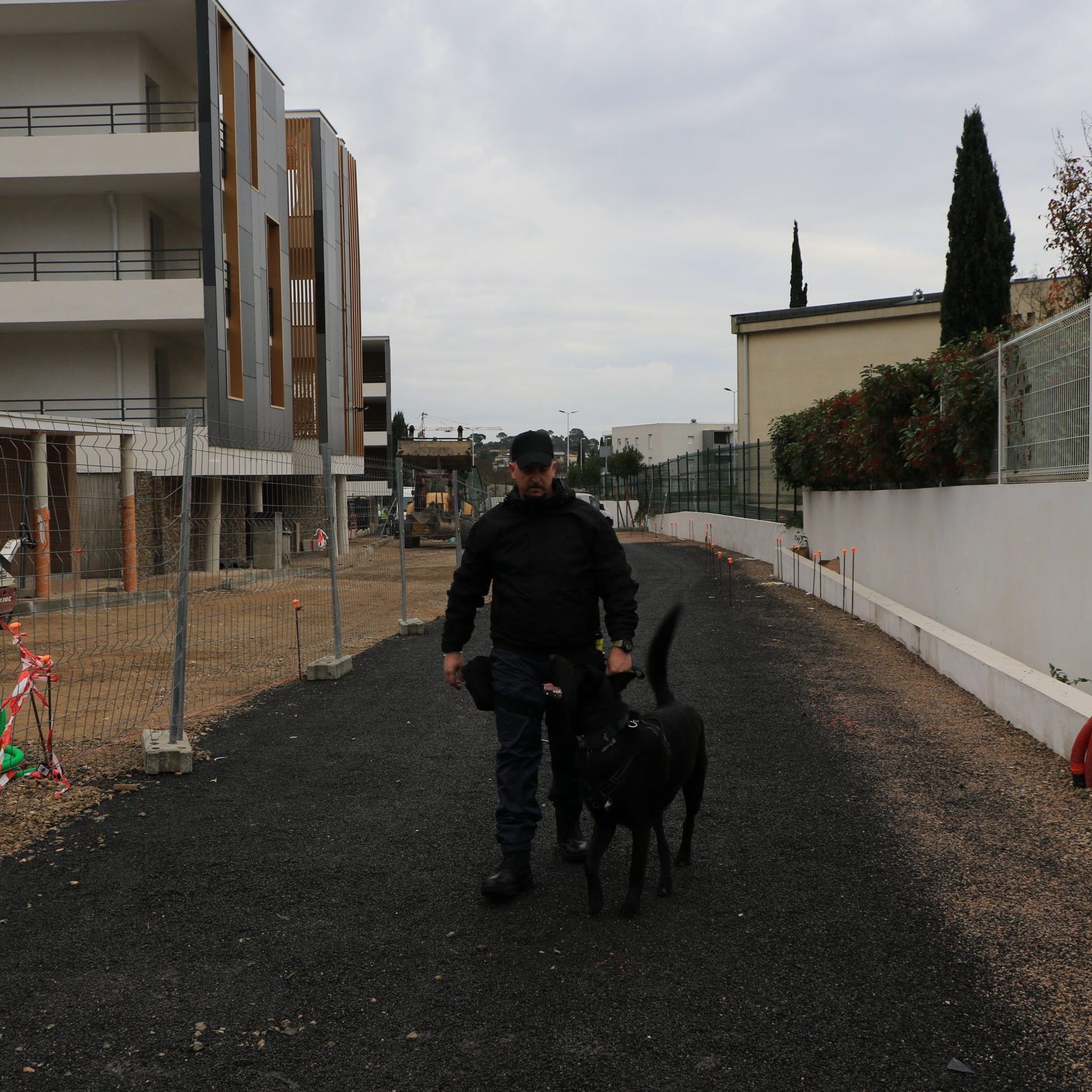 Photo agent rondier avec chien GESS